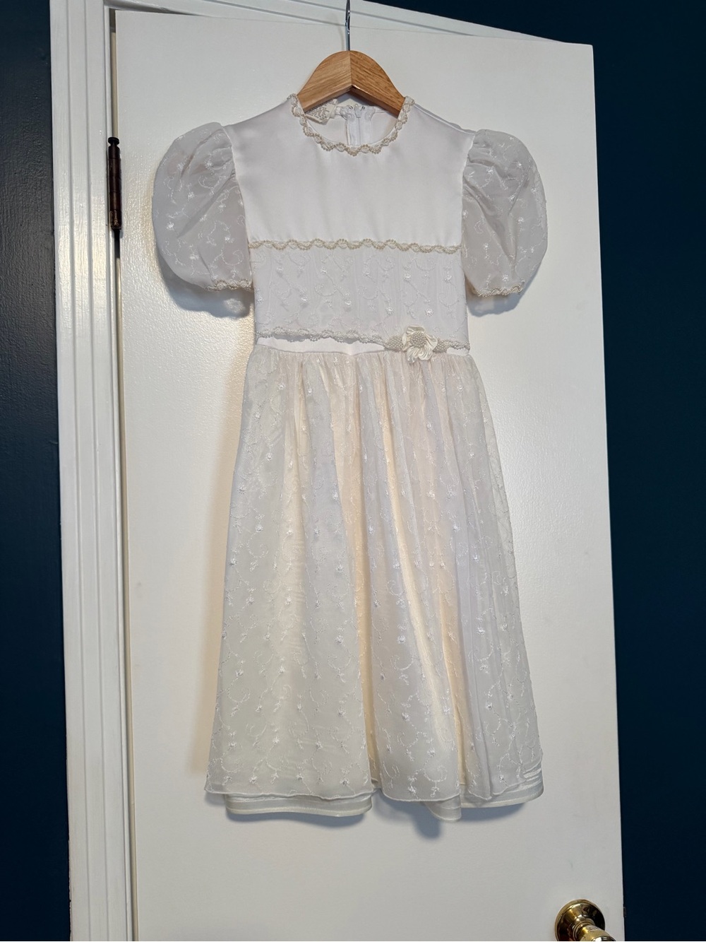 Girls' White Lace Puff-Sleeve Dress